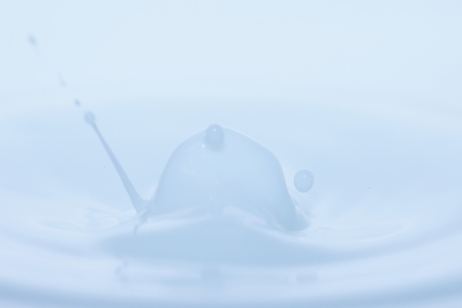 とろりとした乳液のしずく