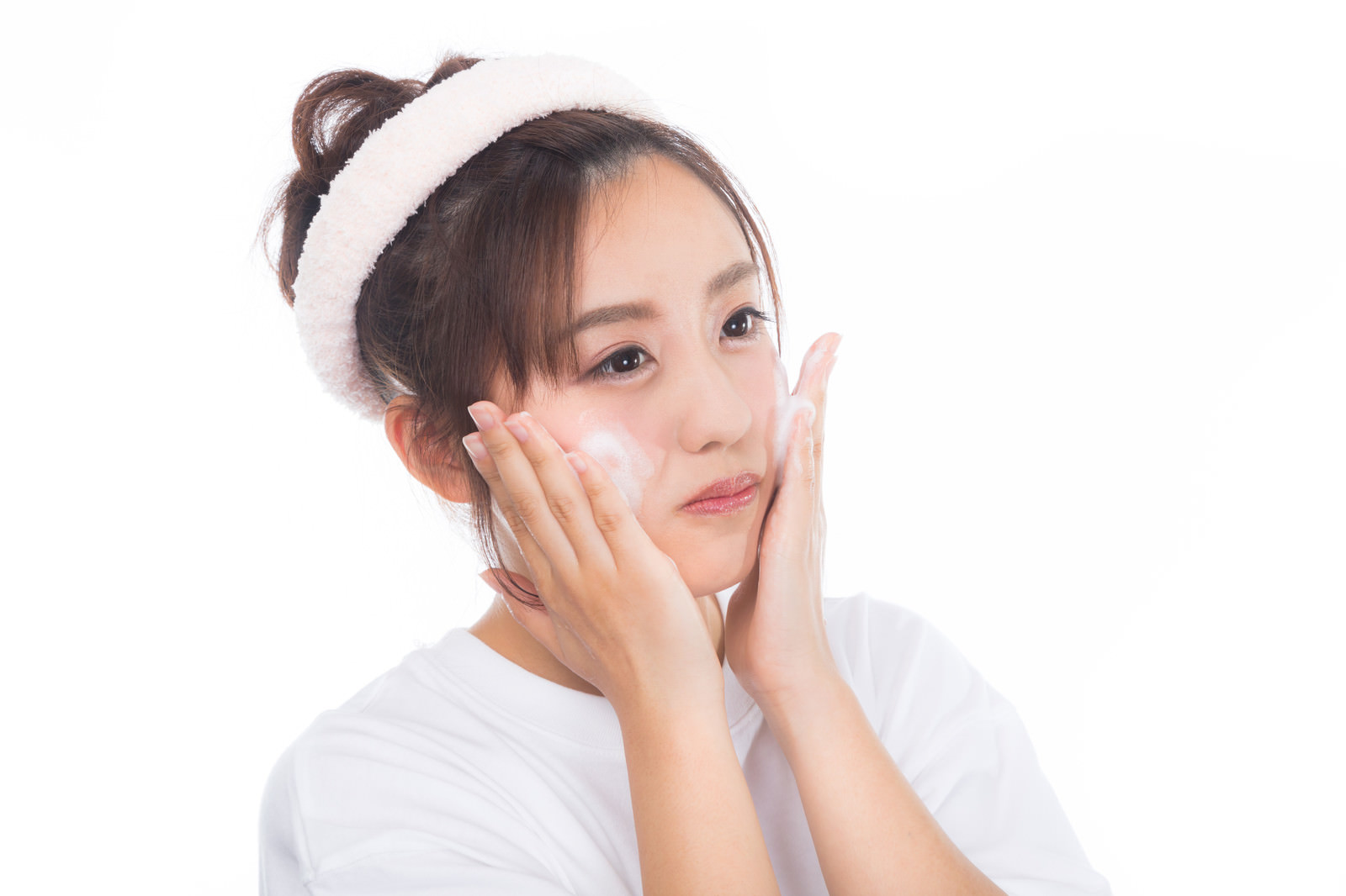 洗顔後にタオルで顔の水分を押さえるところ