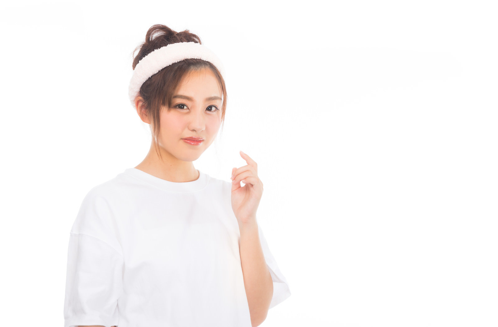 肌の調子が気になって鏡を見ている様子