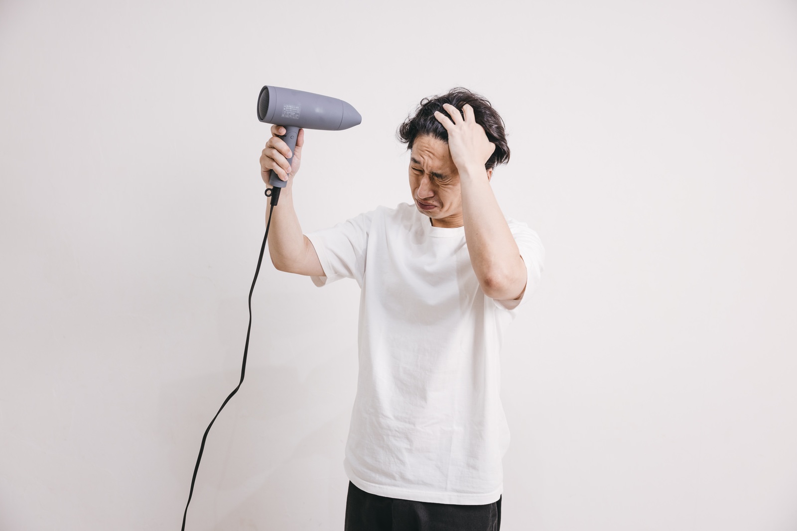 タオルで髪の水分を吸い取っているところ