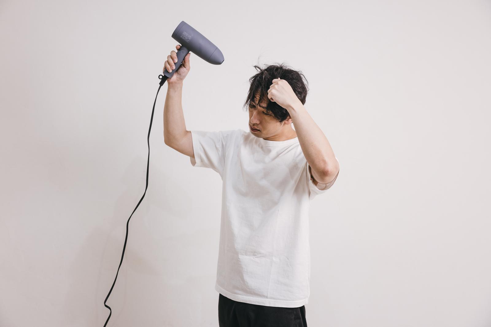 ドライヤーで根元から髪を乾かす様子