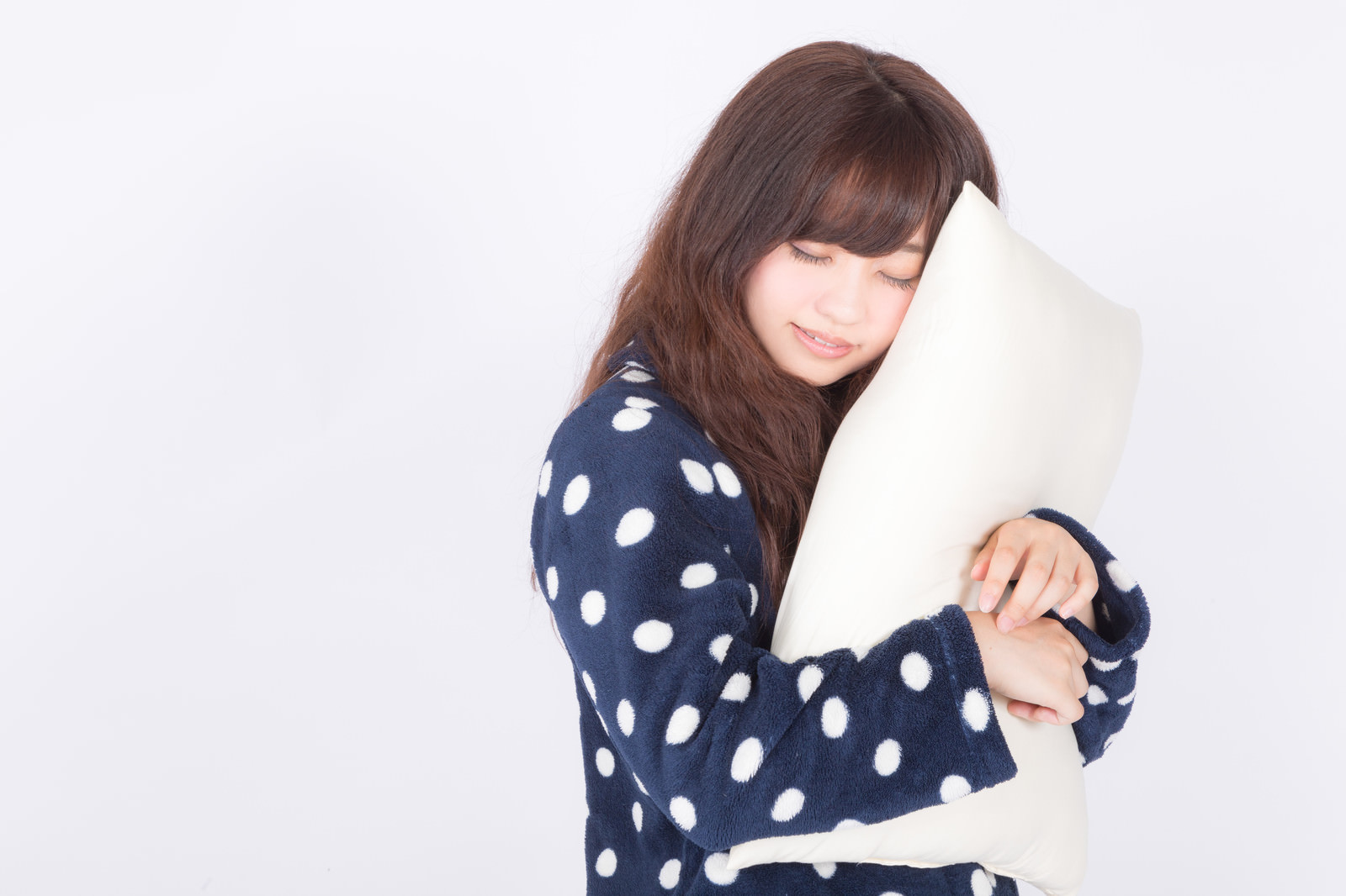 枕もとに時計を置いて休む夜のイメージ