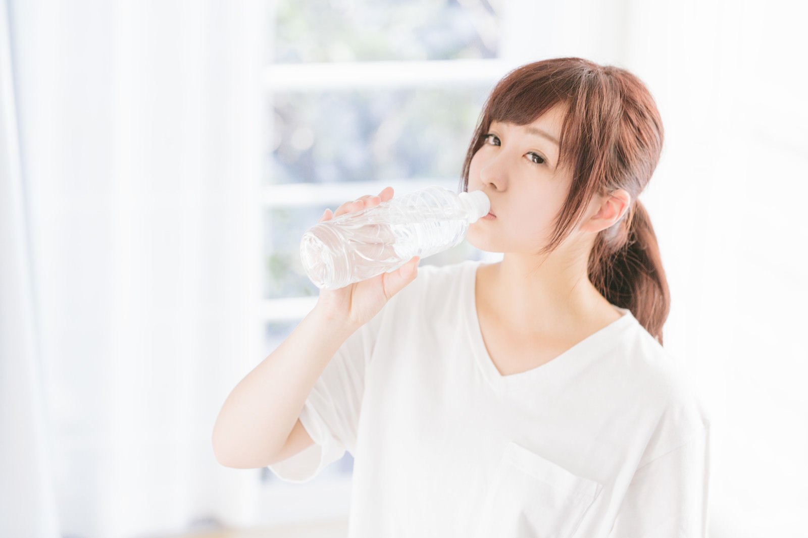コップ1杯の水で水分を補給するところ